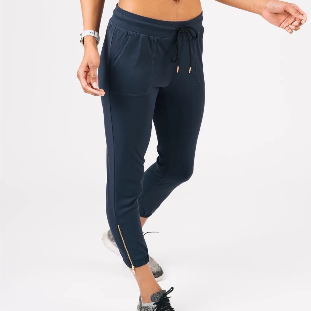 ZYIA Navy Peak Zipper Joggers Short 24”